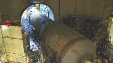 Pendant la construction, le Tam permet l’entrée de gros composants : cuve, générateur de vapeur…. Au cours de l’exploitation, il est ouvert uniquement lors des arrêts de production et pour la maintenance, pour permettre l’accès aux gros outillages. 