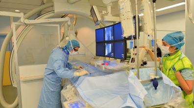 Frédéric Clarençon, neuroradiologue interventionnel à l’hôpital de la Pitié-Salpêtrière (Paris), en salle de neuroradiologie interventionnelle réalise une angiographie. Il est exposé aux rayonnements ionisants durant l’intervention. 