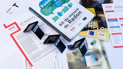 Le kit radon comprend un dosimètre et des documents d’information à destination des habitants