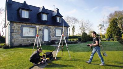 Mesure du débit de dose gamma dans l’environnement lors de l’étude sur le radon à Kersaint (Bretagne) par deux experts de l’Institut 