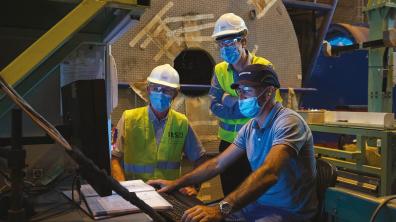 Experts de l’IRSN Thierry Sollier (à gauche) et Jean-Marc Decitre (au centre)  étudient les résultats d’un contrôle non destructif avec Mikael Delbroise,  ingénieur de Framatome à Saint-Marcel (Saône-et-Loire)