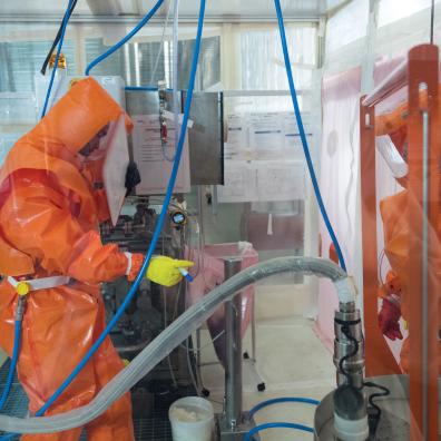 Sas de confinement pour un chantier de démantèlement présentant de la contamination alpha. 