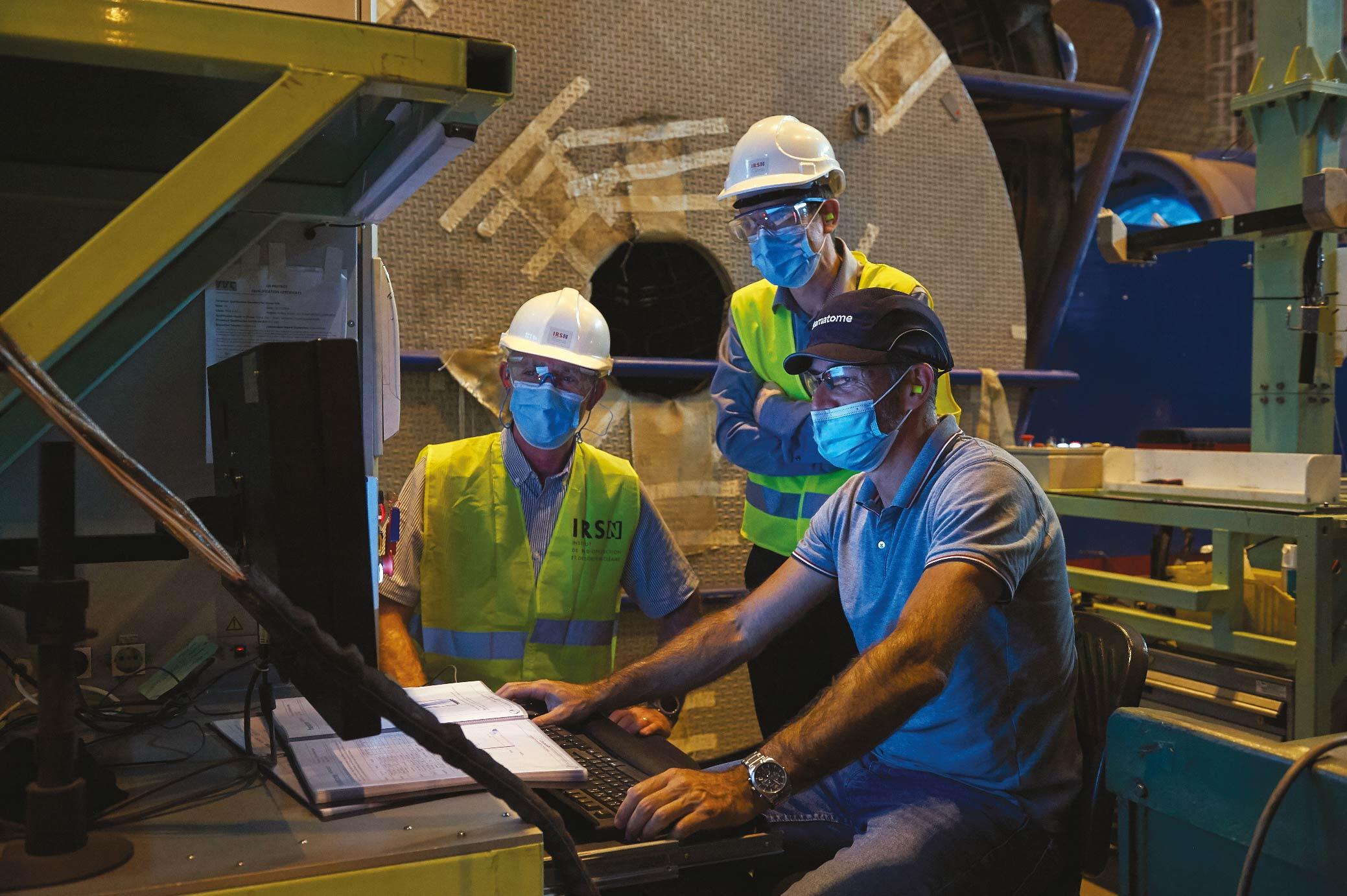 Experts de l’IRSN Thierry Sollier (à gauche) et Jean-Marc Decitre (au centre)  étudient les résultats d’un contrôle non destructif avec Mikael Delbroise,  ingénieur de Framatome à Saint-Marcel (Saône-et-Loire)